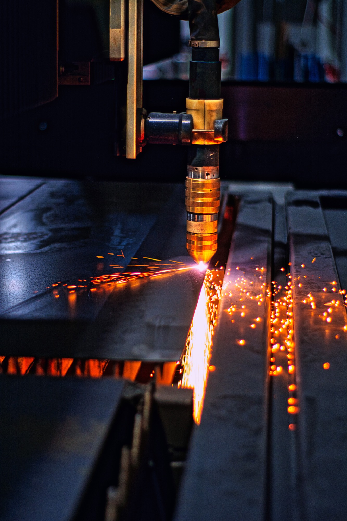 Fibre laser cutting head cutting metal sheet